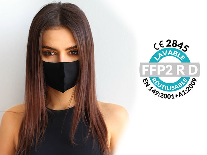 Femme qui porte un masque en tissu noir certifié FFP2 lavable et réutilisable